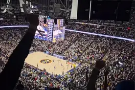 又开始咯🤪最后时刻 掘金主场“Who is your daddy”呼喊震天响图片