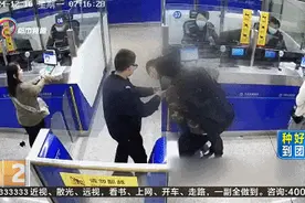 没吃早餐，入境通关时，男孩突然晕倒……图片