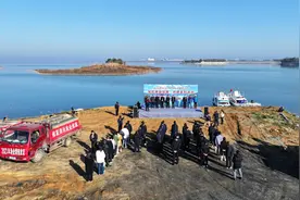 湖北漳河水库增殖放流50万尾鱼苗  保护水域生态平衡图片