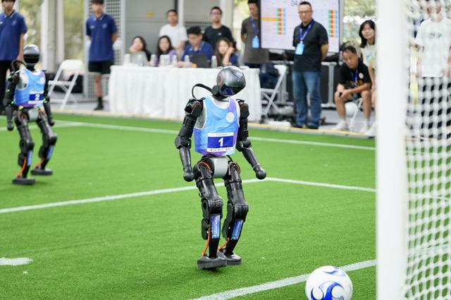 清华获5V5足球赛世界首冠，独家揭秘北京打造机器人创新高地