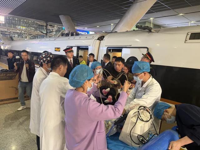 女童昏迷两天搭乘列车紧急送医