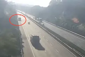 大客车驾驶员在高速公路停车解决“三急” 交警：再急也不能这样！图片