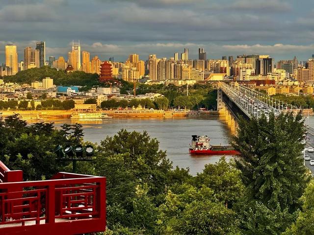 武汉人私藏的“云端观景台”——在龟山，尽览黄鹤楼与长江胜景