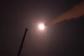 又一架美军MQ-9“死神”无人机被击落！画面曝光：导弹夜色中腾空而起，命中后无人机碎片四溅图片