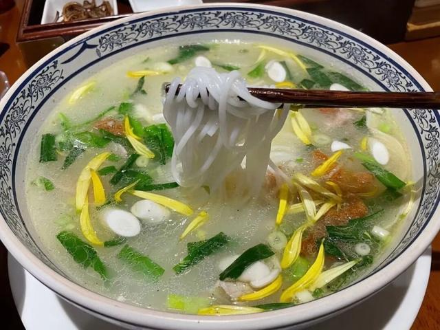 时速仅25公里！观光米轨小火车火了！