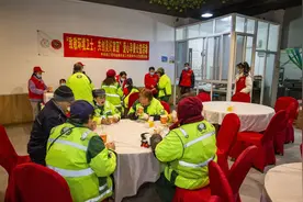 爱心早餐、温暖寒冬！关爱环卫工人我们在行动图片