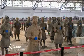 陕西西安：秦始皇兵马俑博物馆游人如织图片