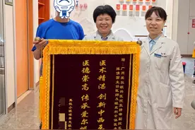 大叔天生迷你眼球，还患有白内障，广州眼科医生助其重见光明图片