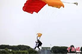 四川崇州：4000米高空跳伞吸引年轻消费者图片