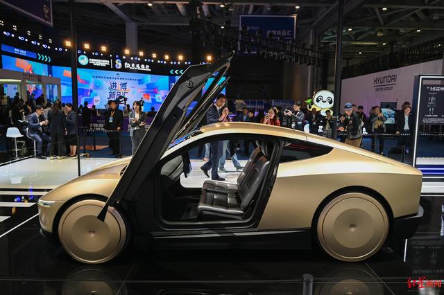 探新进博丨进博会上的“新未来”：当“空中出租车”、机器人同事、无人驾驶汽车走进生活