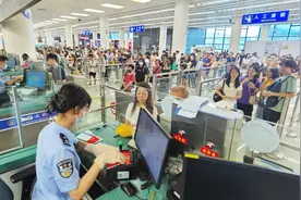 “五一”假期开启，深圳皇岗、福田口岸出入境客流同比增长近两成图片