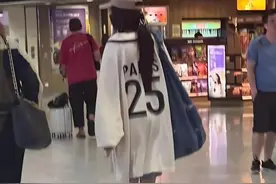 38岁杨幂独自现身香港西九龙高铁站，被曝看望9岁女儿小糯米图片