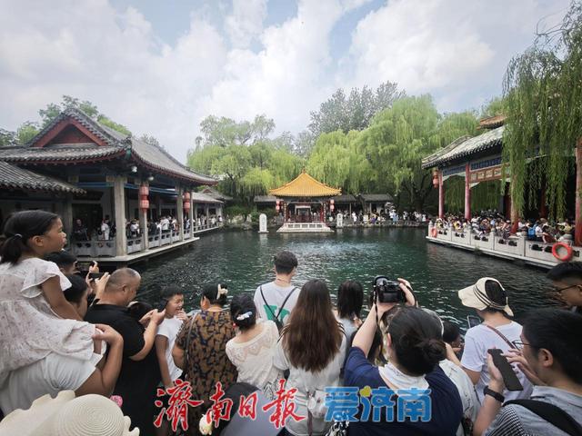 打卡赏泉！“趵突腾空”再现 游客纷至沓来