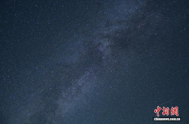 贵州梵净山夏夜星空灿烂 如梦如幻