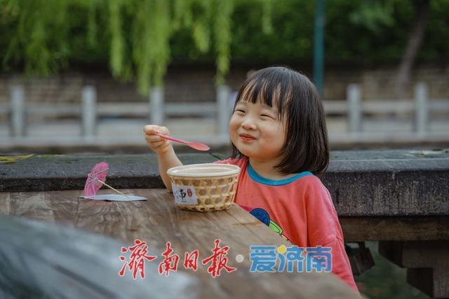 一年四季 泉在济南丨雨后黑虎泉畔，市民取水赏景尽享清凉