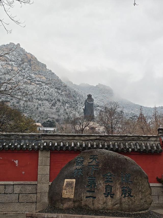 一夜雪花落崂山，琼楼玉宇翩若仙