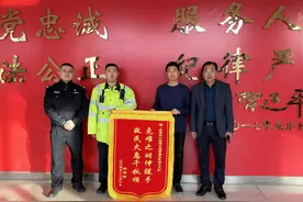 市民遇困需紧急就医，交警开辟“绿色通道”保障通行图片
