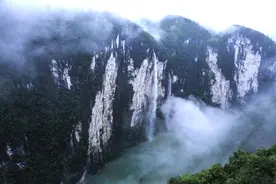 鹤峰：山乡瀑布美如画图片