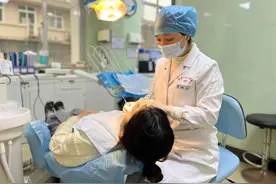 女子牙龈长出小脓包“元凶”竟是邻牙，医生：除了“降火”还要治本图片