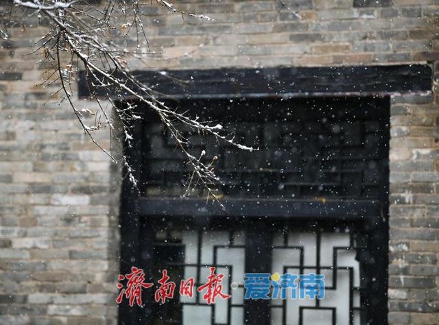 青砖黛瓦披银装，雪后泉城美到穿越