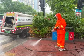 借雨巧作业！新华区400余名环卫工人清洗忙图片