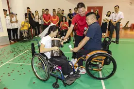 故事丨夺金归来，他用硬地滚球戒指向队友求婚成功图片