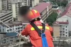 少年楼顶哭泣，消防员哥哥温柔安慰图片