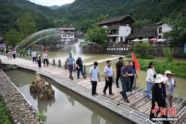 海外华文媒体代表走进四川广元利州区 观美景、访老街、赏民俗