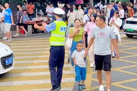 周末天气凉爽，武汉东湖绿道游人如织图片