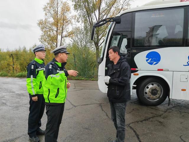 呼中交警暖心提示护航“五花山”美景之旅