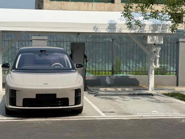 滨湖企业携手理想汽车，发布全球首款“充电机器人”！