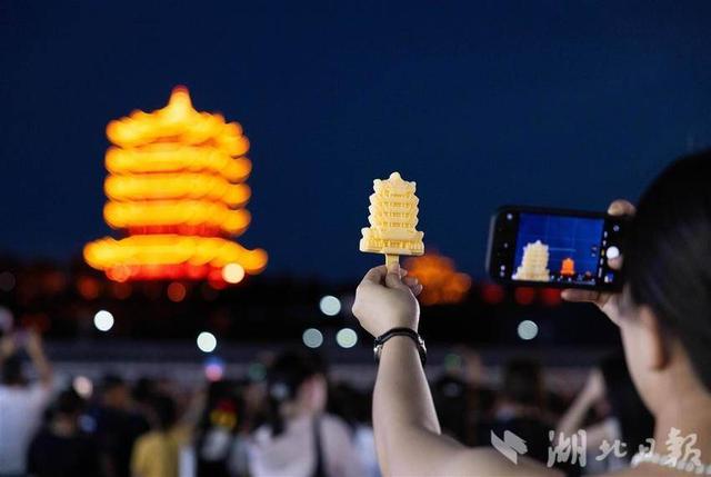 黄鹤楼红墙秒变“星光大道”，氛围感拉满！