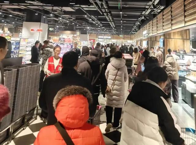 胖东来“三胖”今日试营业！现场排队数百米内部已限流，此前预计客流量达10万人，超市内部先睹为快→