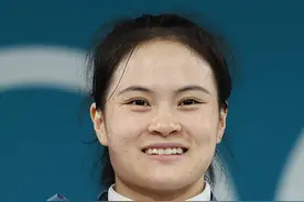 爱的力量，铸就举重传奇！西南大学“大力士”罗诗芳奥运夺金的故事图片