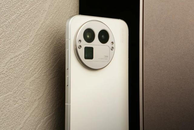 “还是得看有性格的品牌玩新名堂”｜真我GT8 Pro不止“街拍神器”