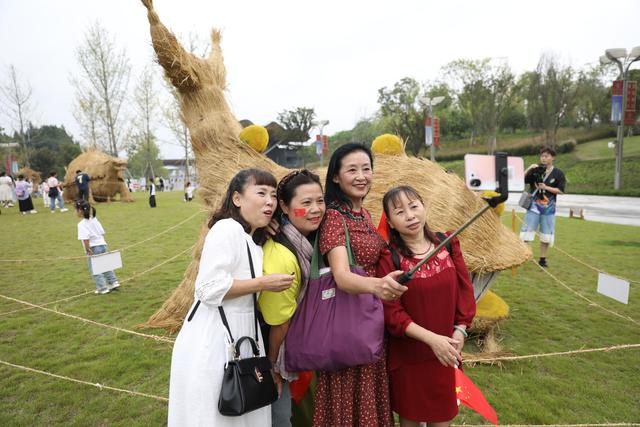 稻草哪吒、恐龙“现身”！成都藏了个“巨型稻草人王国”，假期前两日客流量超4万人次