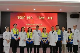 湖北建设者携手医护共度护士节图片