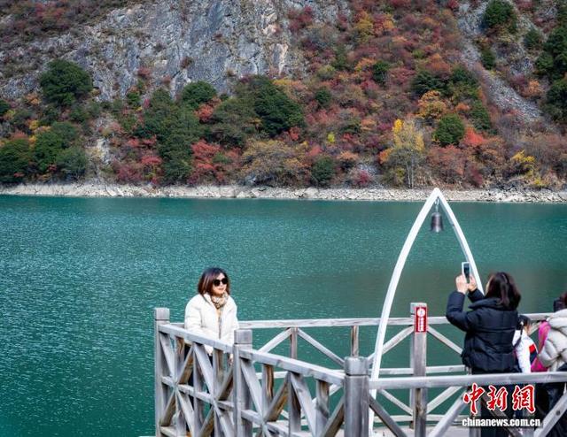 四川茂县松坪沟景区斑斓彩林如画