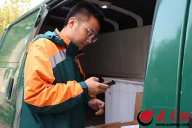 脚步不停歇 快递准时达 快递小哥用敬业和热情点燃“双十一”图片