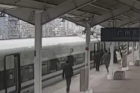 广州东站现惊魂一幕：老人掉落高铁站台间隙，武警战士勇跳铁轨救人图片