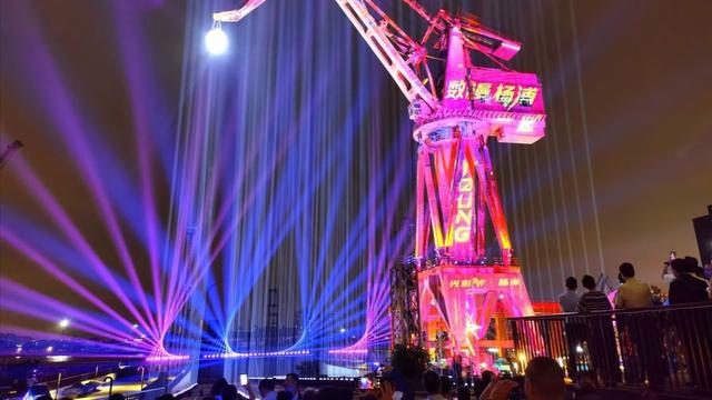 东风夜放花千树，杨浦处处流光舞