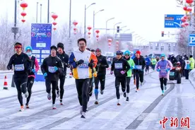 2024乌鲁木齐半程马拉松举办图片