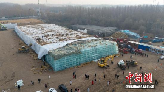 “厚棉被”揭开，哈尔滨冰雪大世界20万立方米存冰启用