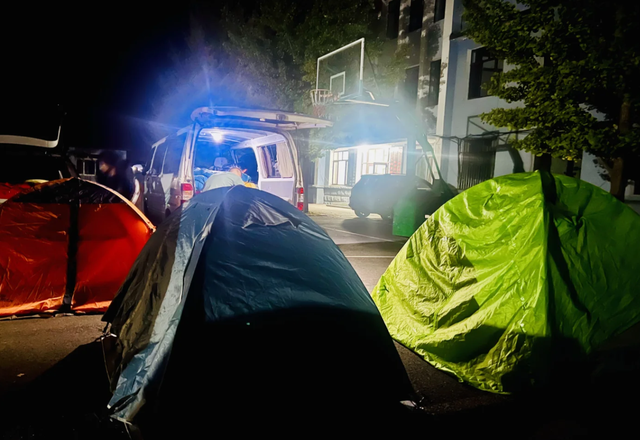 辽宁丹东：政府大院成了游客露营地，洗衣做饭都随意