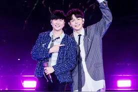 林宇中担任林俊杰吉隆坡演唱会嘉宾，双林合体掀“回忆杀”图片