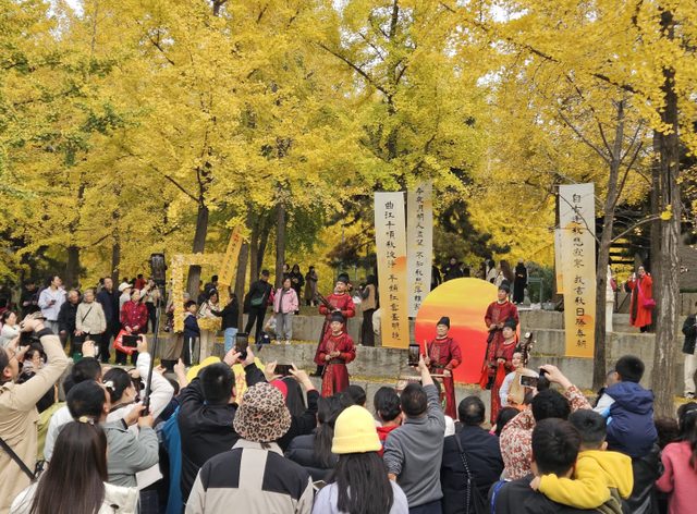 秋风引路入曲江，芙蓉金叶映红墙