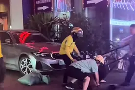 一流浪汉打砸车辆追打行人，4名外卖员和路人合力将其制服，美团：奖励4名外卖员共5万元图片