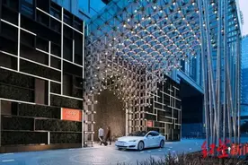 入住2000元一晚的知名酒店！女孩碰了下电梯，突然尖叫被弹起图片