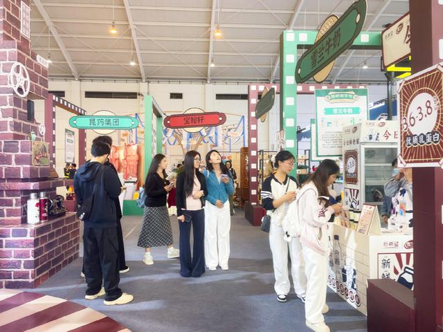 2025创意云南文博会昆滇老字号展：小霸王游戏机、小人书、怀旧歌舞……好玩有趣人气旺
