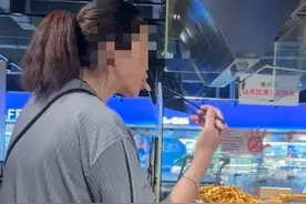 市监局回应“女子用超市公筷试吃咸菜后将筷子放回”：第一时间到场处理，后续工作还在跟进中图片